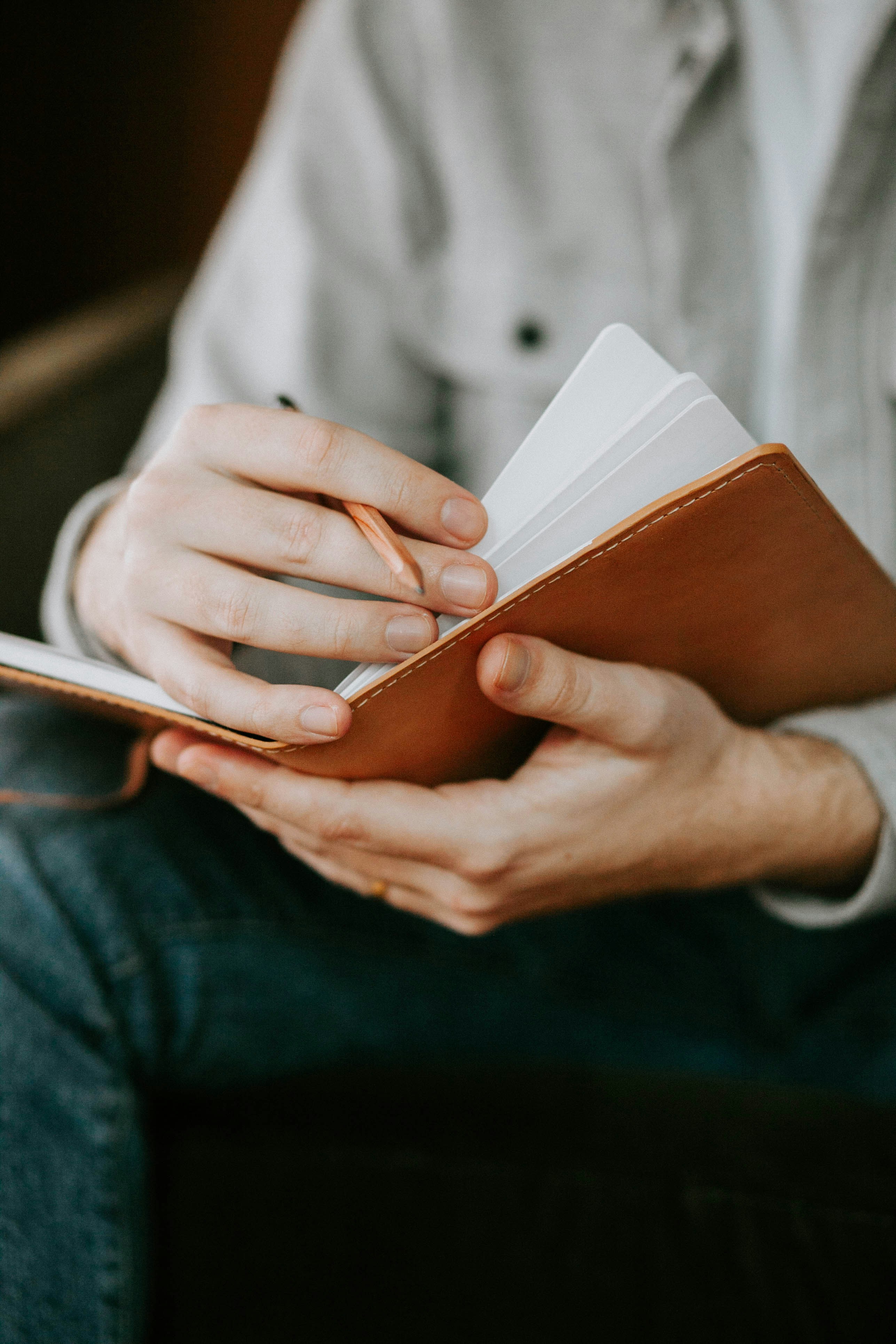 Homme qui lit un livre