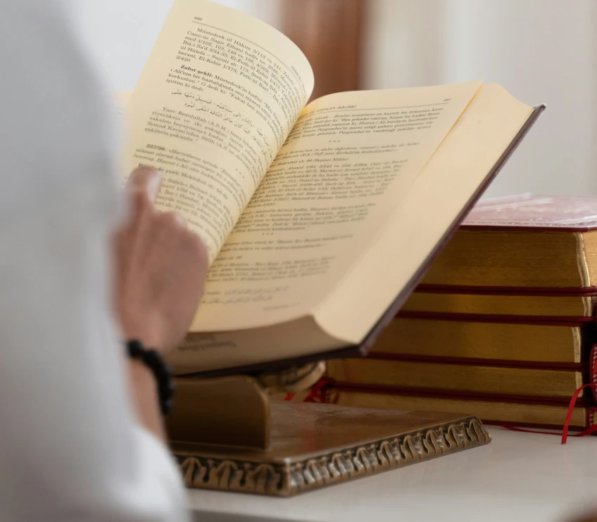 Quelqu'un lie un livre de messe